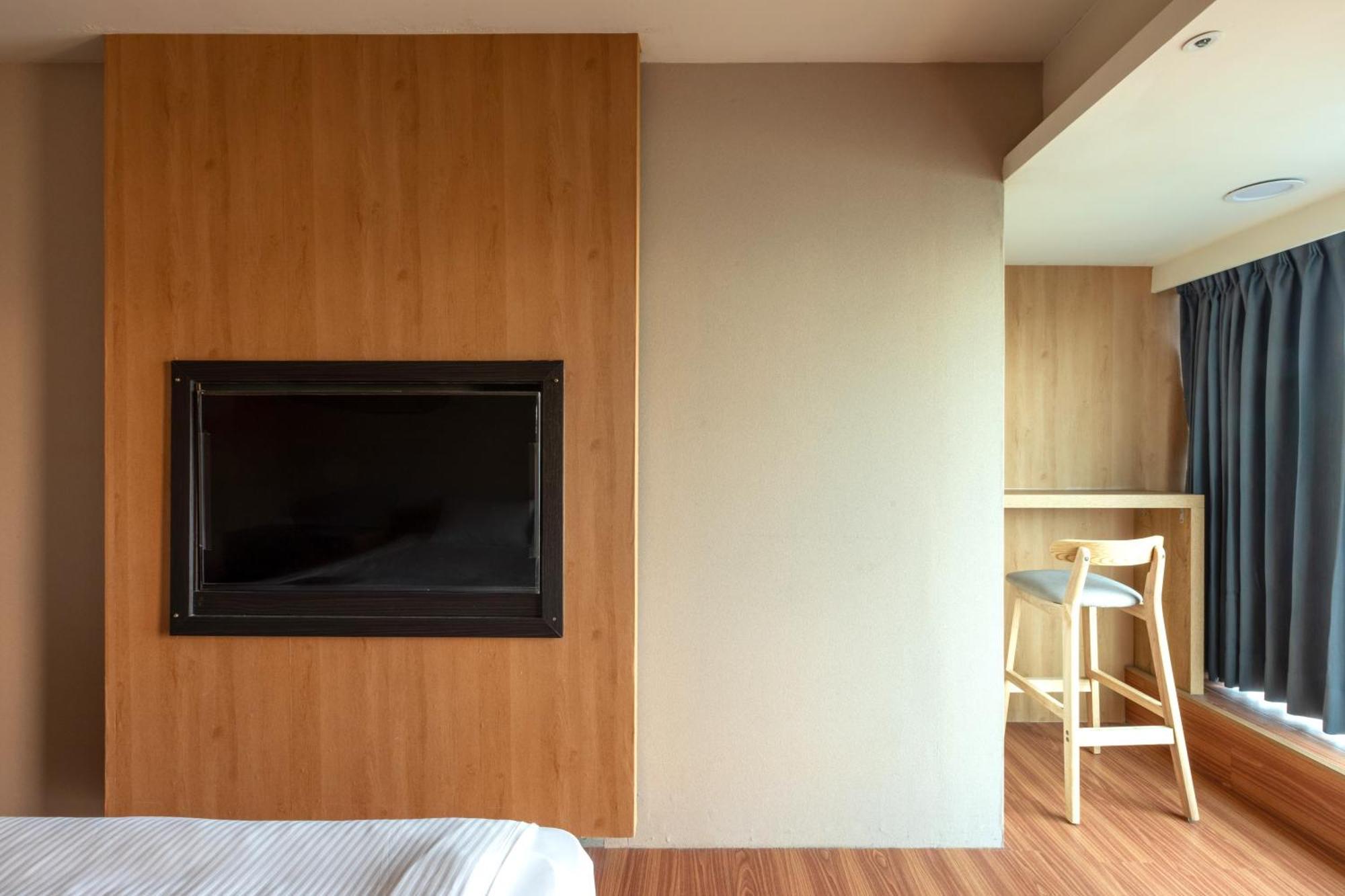 E Lim Hotel Чжунли Экстерьер фото