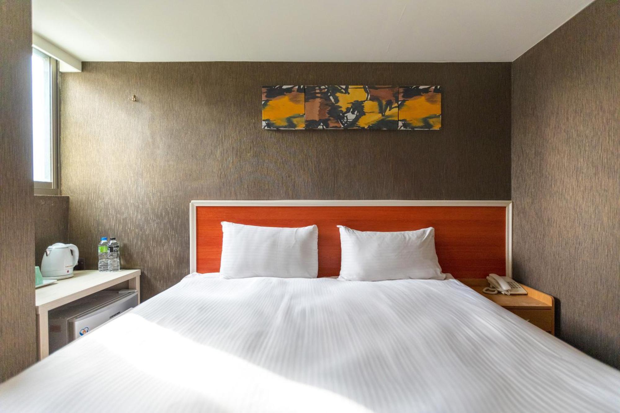 E Lim Hotel Чжунли Экстерьер фото