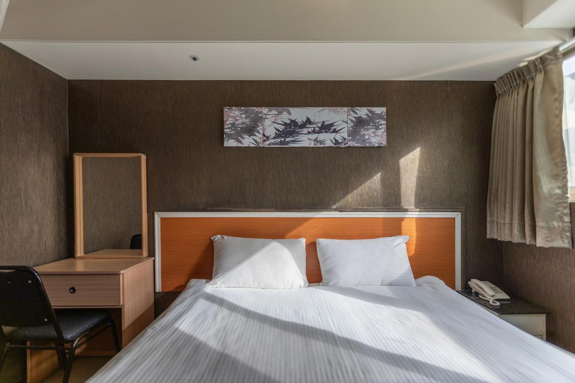 E Lim Hotel Чжунли Экстерьер фото